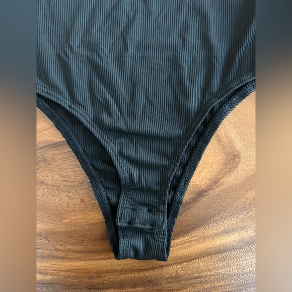 💥SALE💥 New Gorgeous Black bodysuit w/unique neckline. Size Small - Picture 3 of 10